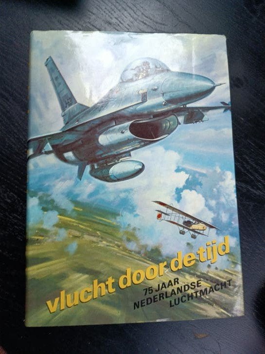Vlucht door de tijd: 75 jaar Koninklijke Luchtmacht, Gelezen, Kolonel A.P. de Jong, Ophalen of Verzenden, 1945 tot heden