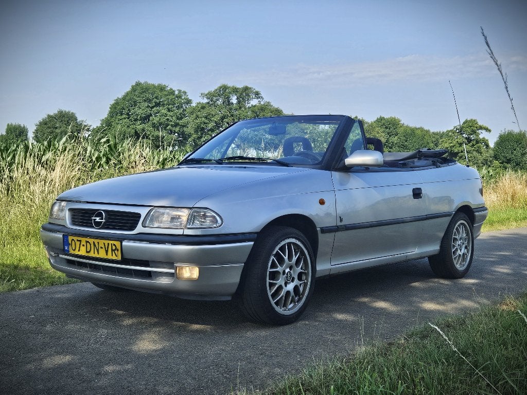 Opel Astra 1.6 Cabrio 1999 Grijs, Auto's, Voorwielaandrijving, Stof, 74 pk, Zwart