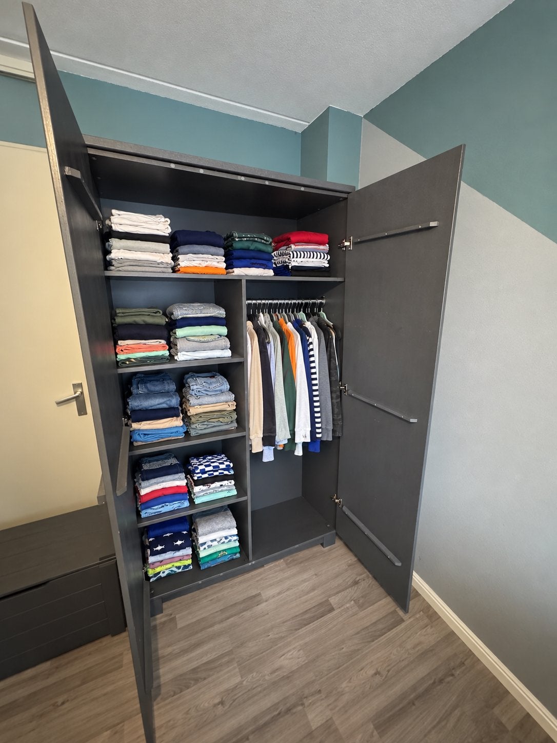 Foto 5 van Antracietgrijze kledingkast met bijpassende opbergkist