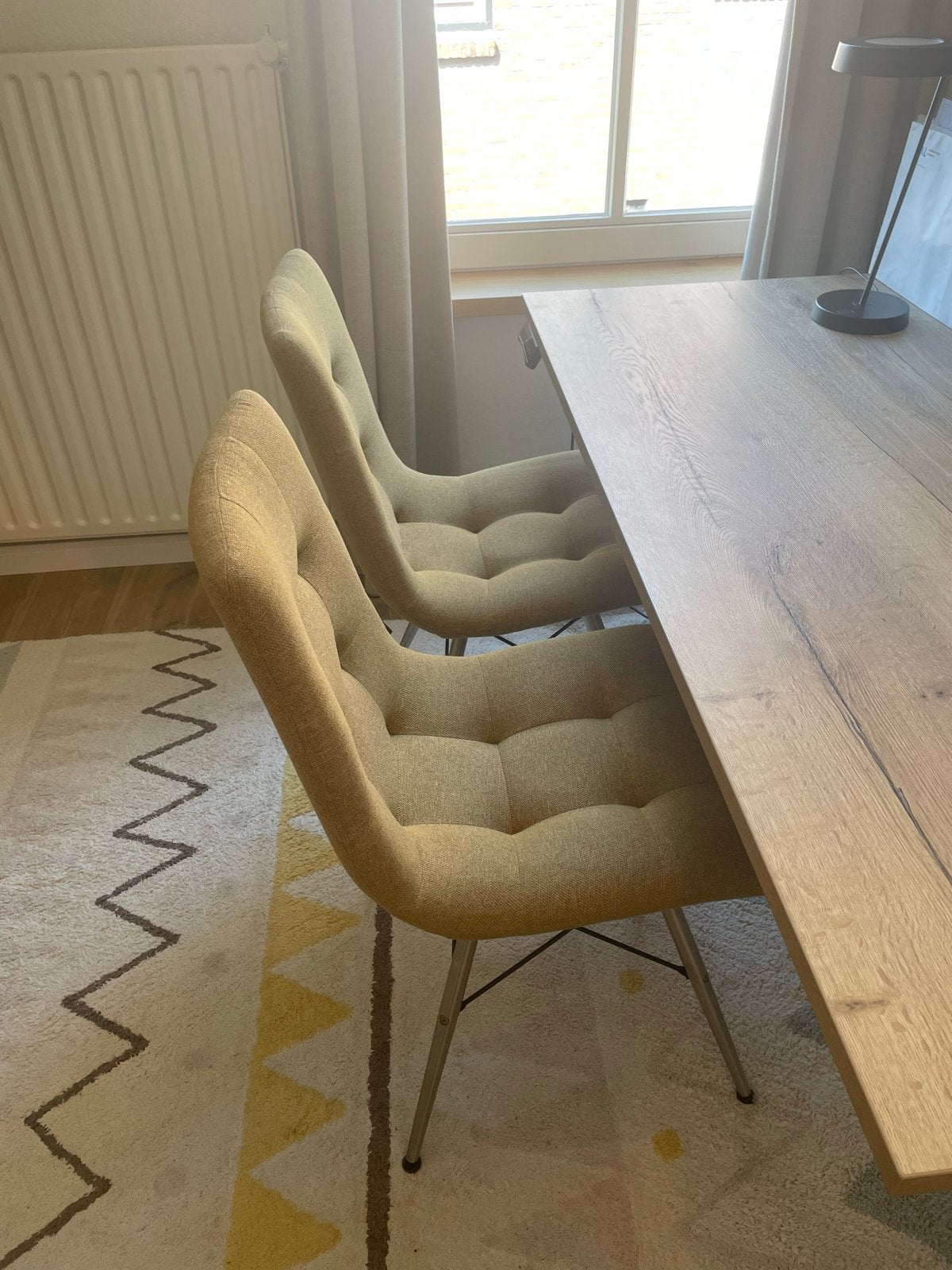 2 H&H Stoelen - Okergeel met metalen onderstel, Huis en Inrichting, Stoelen, Twee, Overige kleuren, Ophalen of Verzenden, Zo goed als nieuw