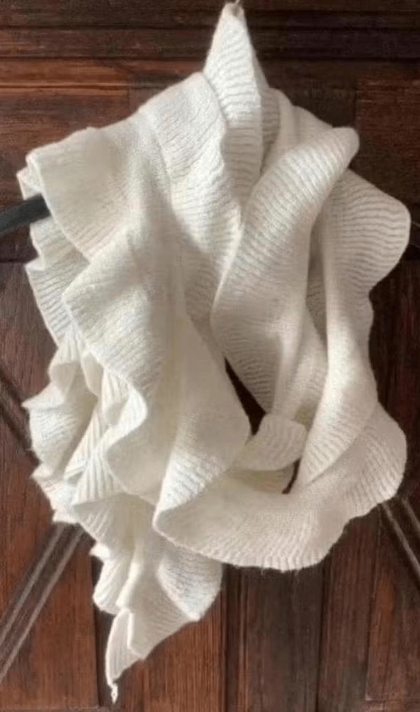 Roomkleurige sjaal, shawl leuke, aparte zijkant; 205 x 15 cm, Ophalen of Verzenden, Zo goed als nieuw, Maat 38/40 (M), Sjaal