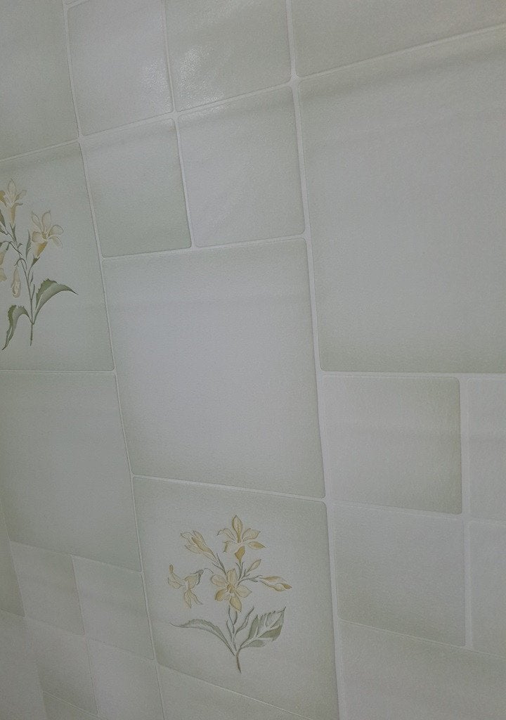 7239 lichtgroen tegellook behang met bloemen vinyl swiet, Ophalen of Verzenden, Wit