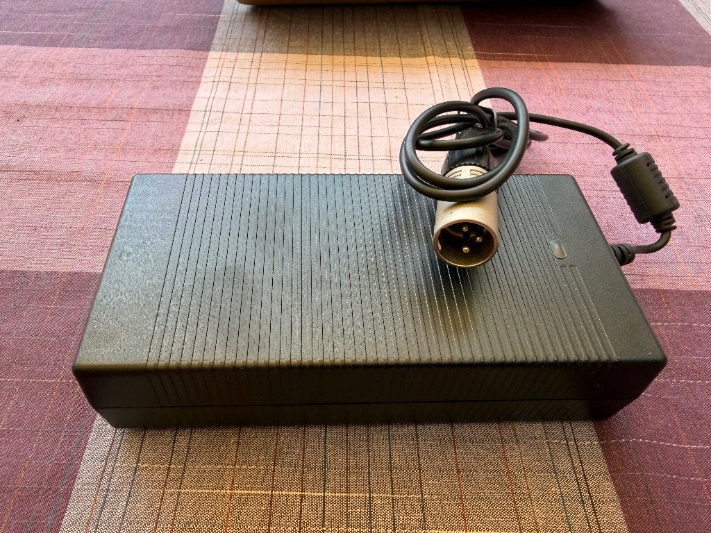 Fietsaccu lader 33.6V / 3.4A, Ophalen of Verzenden, Zo goed als nieuw