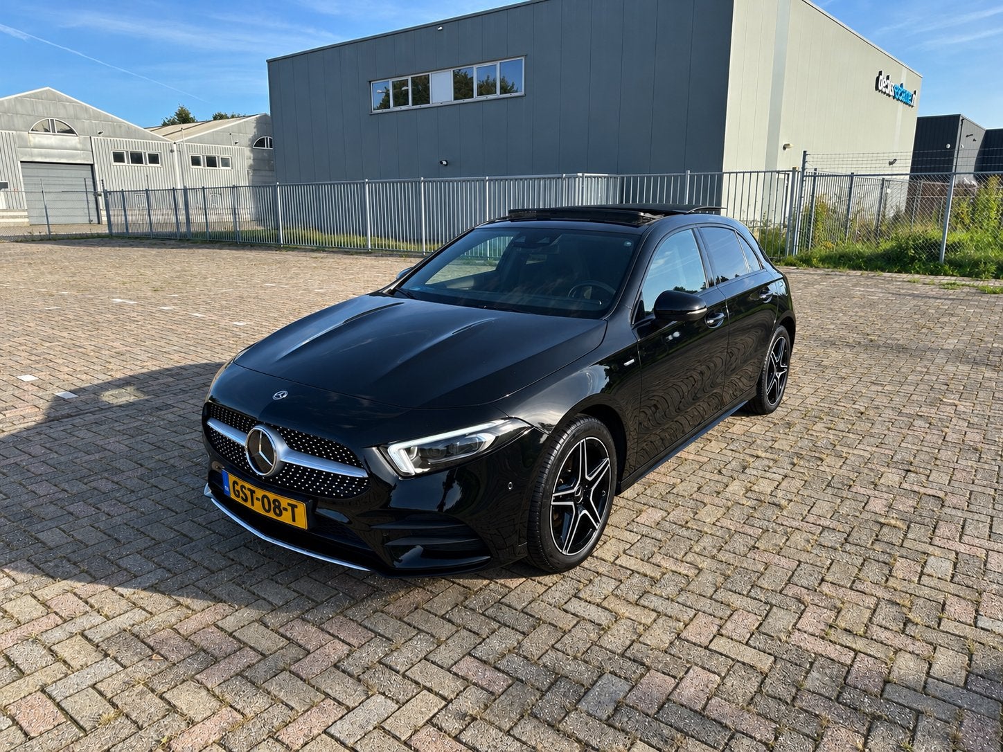Mercedes-Benz A-Klasse A 250 e 218pk 8G-DCT 2022 Zwart, Zwart, Alcantara, 1332 cc, Te koop