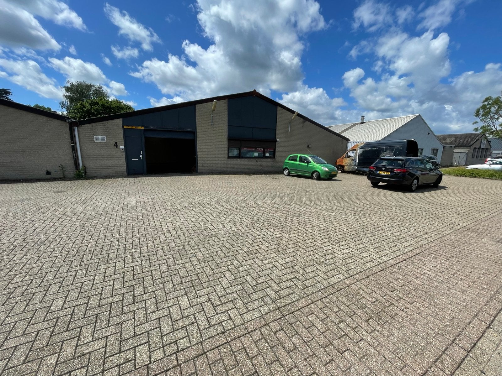 Loods te huur met kantoor en buitenparking in Maastricht, Huur, Opslag of Loods