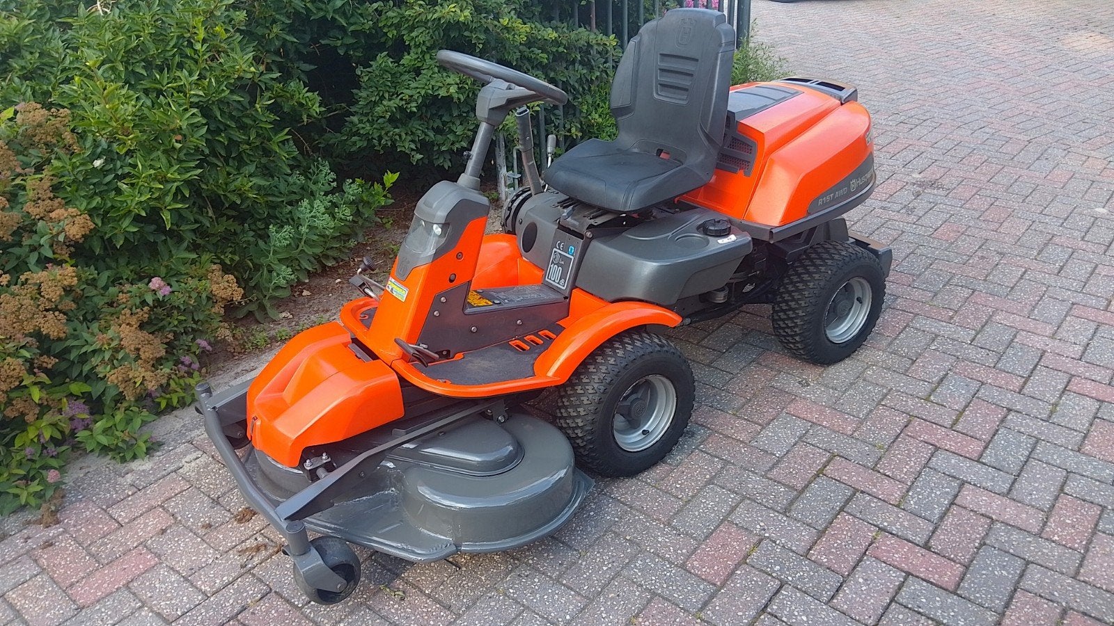 Husqvarna R15TAWD zitmaaier met 112cm maaidek, Ophalen, Gebruikt, Elektrische starter, 90 tot 120 cm