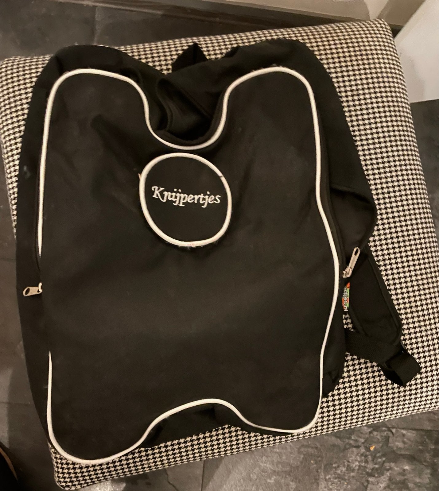 Zwarte laptophoes 'Knijpertjes', Computers en Software, Gebruikt, Gevoerd laptopvak, 15 inch, Ophalen of Verzenden