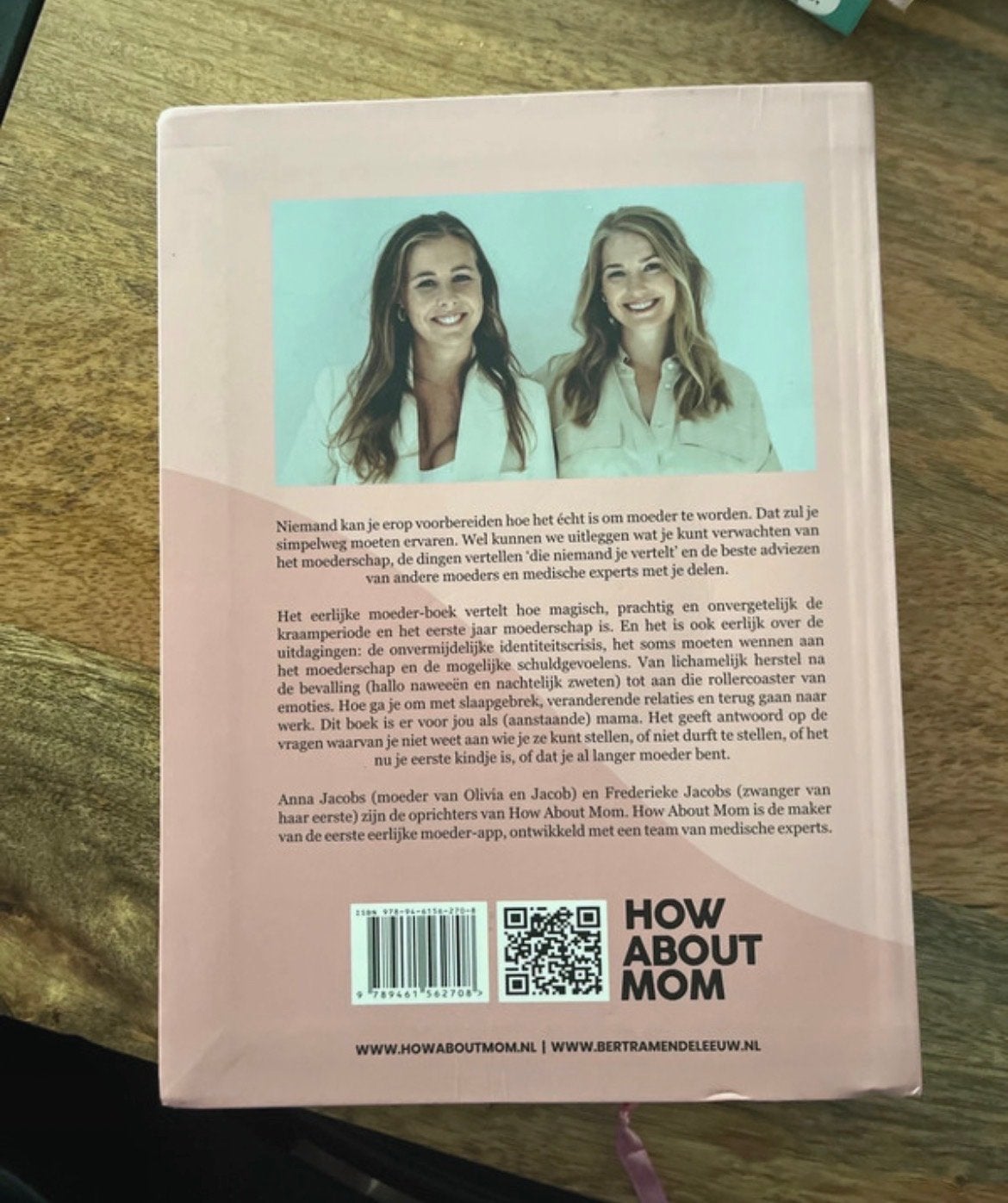 How About Mom - Het Eerlijke Moeder-boek, Boeken, Zwangerschap en Opvoeding, Ophalen of Verzenden, Gelezen, Zwangerschap en Bevalling