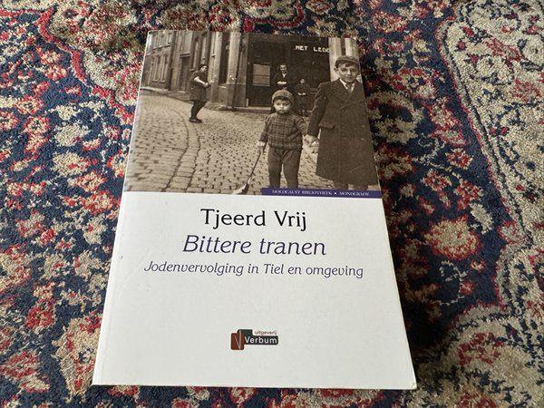 Bittere Tranen .Tjeerd Vrij.. Softcover, 252 blz. Gesigneerd, Tweede Wereldoorlog, Tjeerd Vrij, Ophalen of Verzenden, Zo goed als nieuw