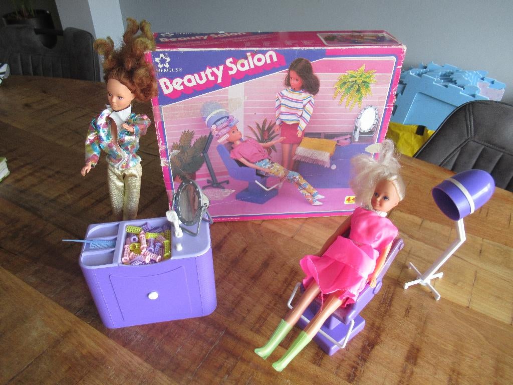 Vintage doos Meritus Beauty kapper Salon 1980 met 2 barbies, Ophalen of Verzenden, Gebruikt, Pop