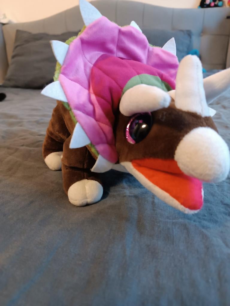 Triceratops knuffel met grote ogen, Dinosaurus, Ophalen of Verzenden, Zo goed als nieuw, Middelgroot (20 tot 80 cm)