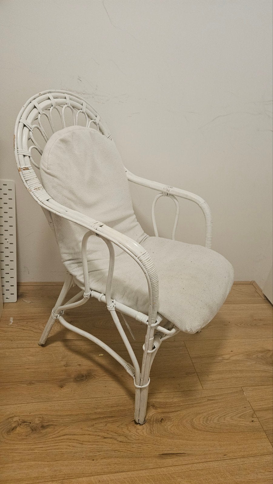 Witte rotan stoel met kussen - voedstoel - Gebruikt, Ophalen, Gebruikt, Wit, Riet of Rotan