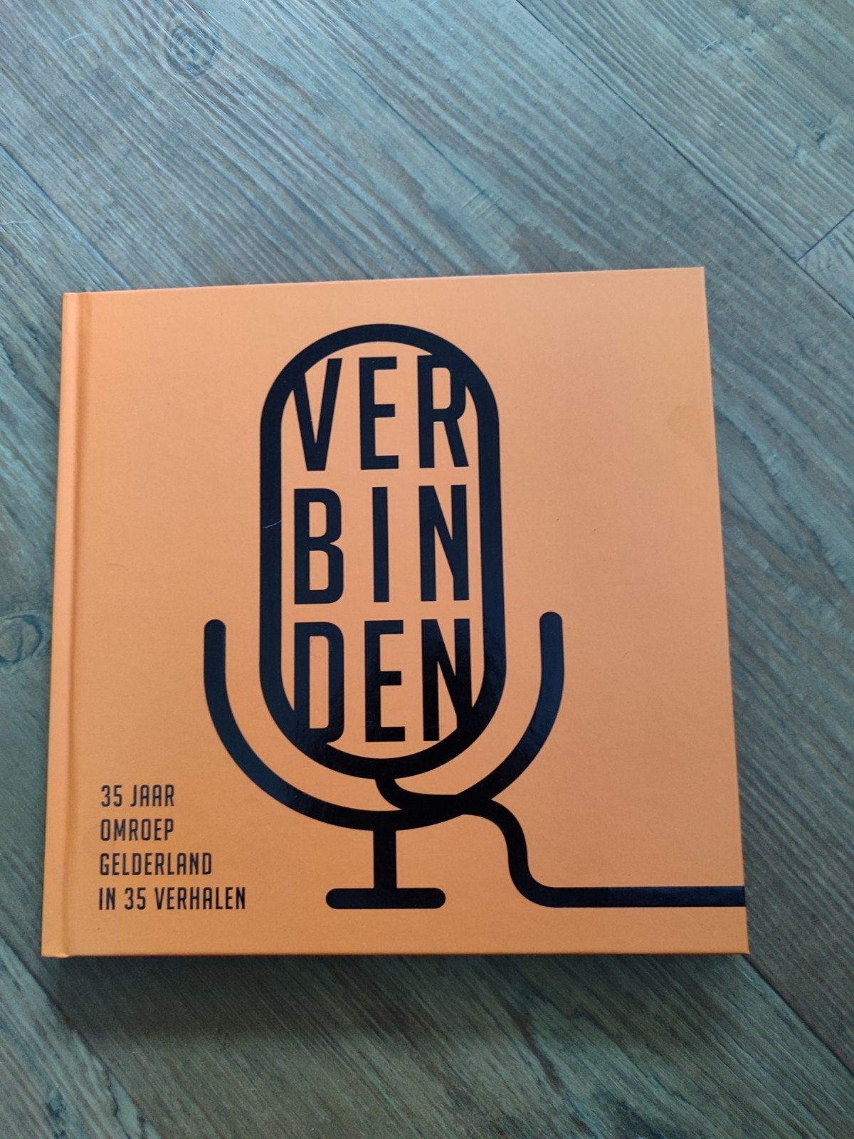 Verbinden: 35 jaar Omroep Gelderland in 35 verhalen, Ophalen of Verzenden, Zo goed als nieuw, Overige typen