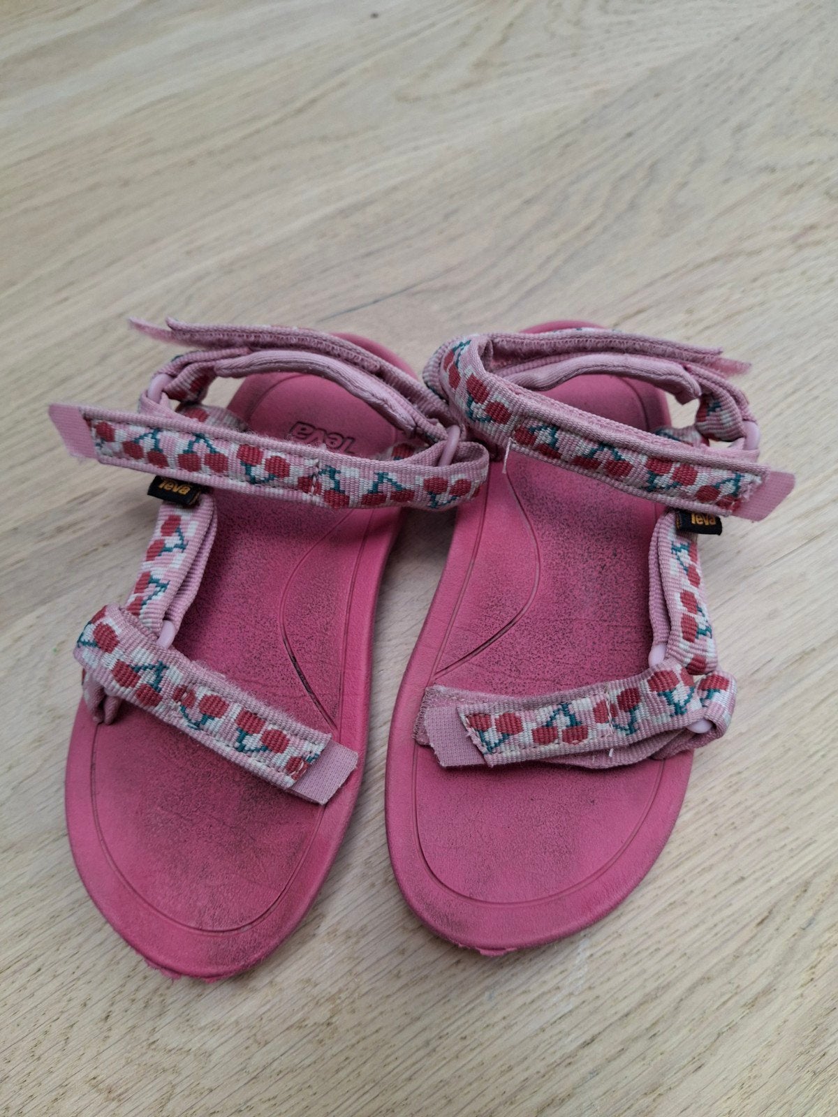 Teva junior slippers - Roze met aardbeienprint maat 27, Kinderen en Baby's, Ophalen, Gebruikt, Meisje, Overige typen