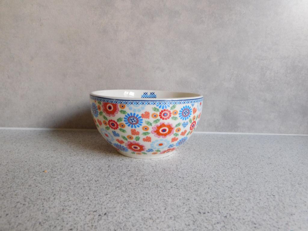 Kom 12 cm. Kakelbont Yvon Jaspers, Huis en Inrichting, Ophalen of Verzenden, Zo goed als nieuw, Kom(men), Overige stijlen