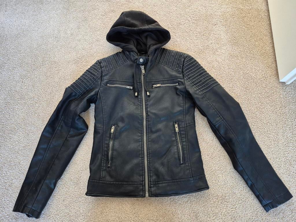 Stoer leer look jack met capuchon maat xs zwart, Kleding | Heren, Jassen | Winter, Ophalen, Zo goed als nieuw, Overige maten, Zwart