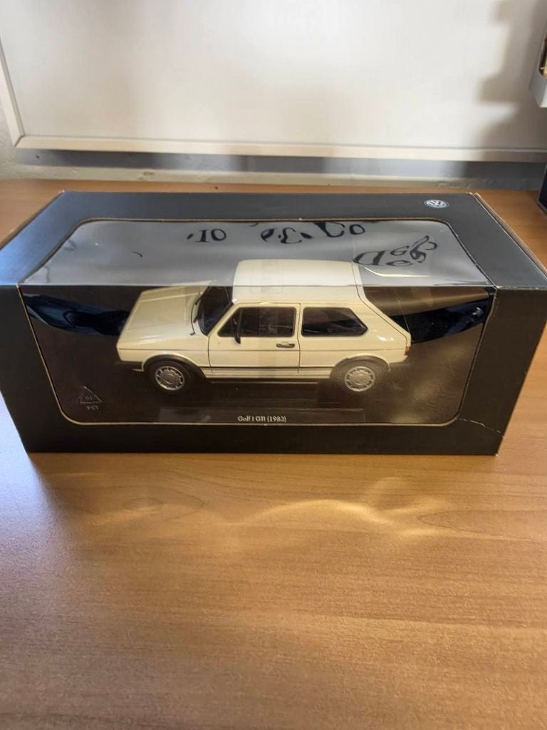 VW Golf I GTI Pirelli 1983 1:18 Welly wit in doos, Hobby en Vrije tijd, Ophalen of Verzenden, Gebruikt, Auto, Welly