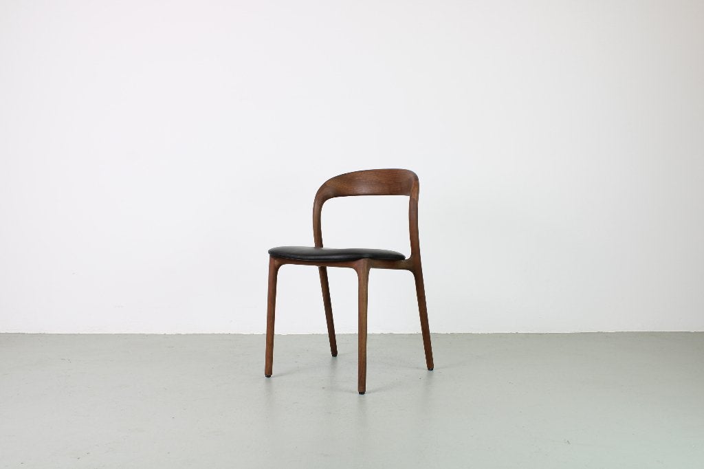Artisan Neva light stoel, Europees walnoot, zwart leer, Huis en Inrichting, Ophalen, Bruin, Nieuw, Hout
