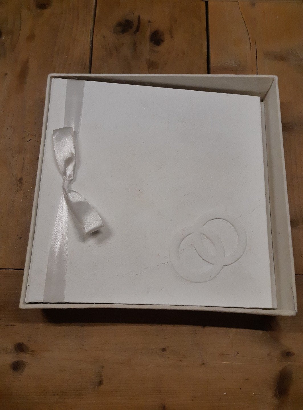 Wit trouwalbum met ringen en lint - Nieuw, Ophalen of Verzenden, Nieuw, Album of Boek, Overige merken