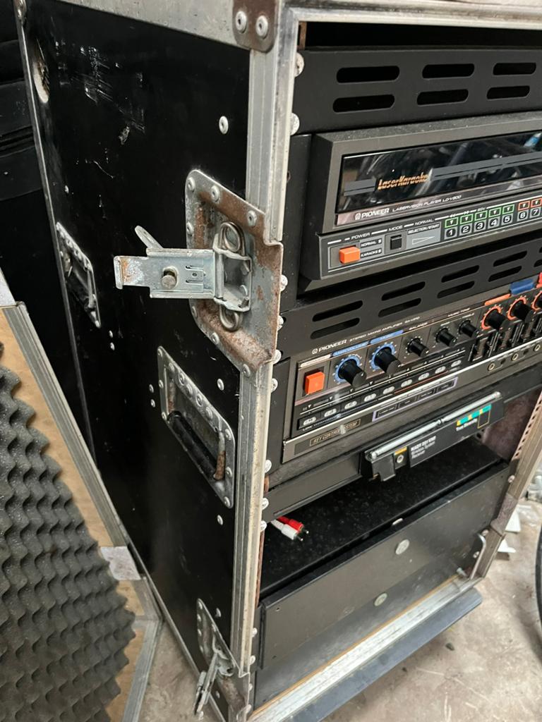 Flightcase +laserdisc speler +versterker 3 micro imput +echo, Ophalen, Minder dan 500 watt