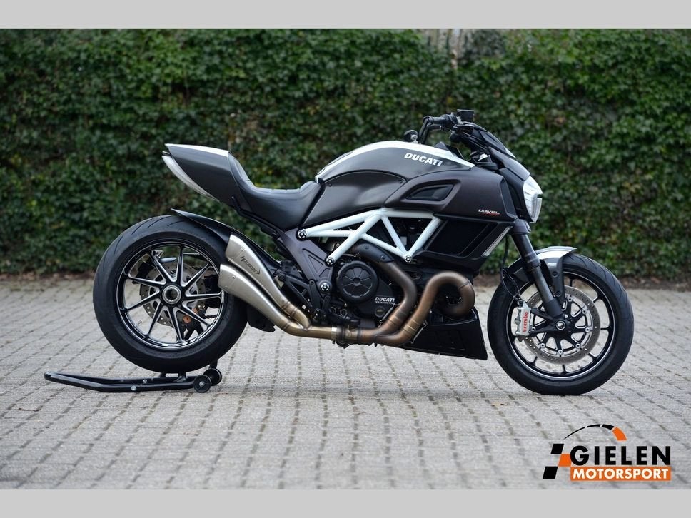 Ducati Diavel Carbon editie 2016 Type 2, 2 cilinders, 390, rue d' Estienne d'Orves 92701 COLOMBES CEDEX, FR, 1198 cc, Motorrijbewijs A