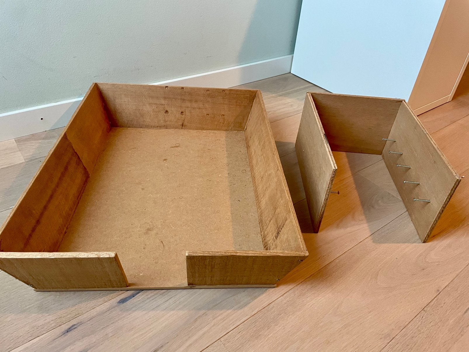 GRATIS Houten zadelkamer en bak voor Schleich paarden, Ophalen, Gebruikt