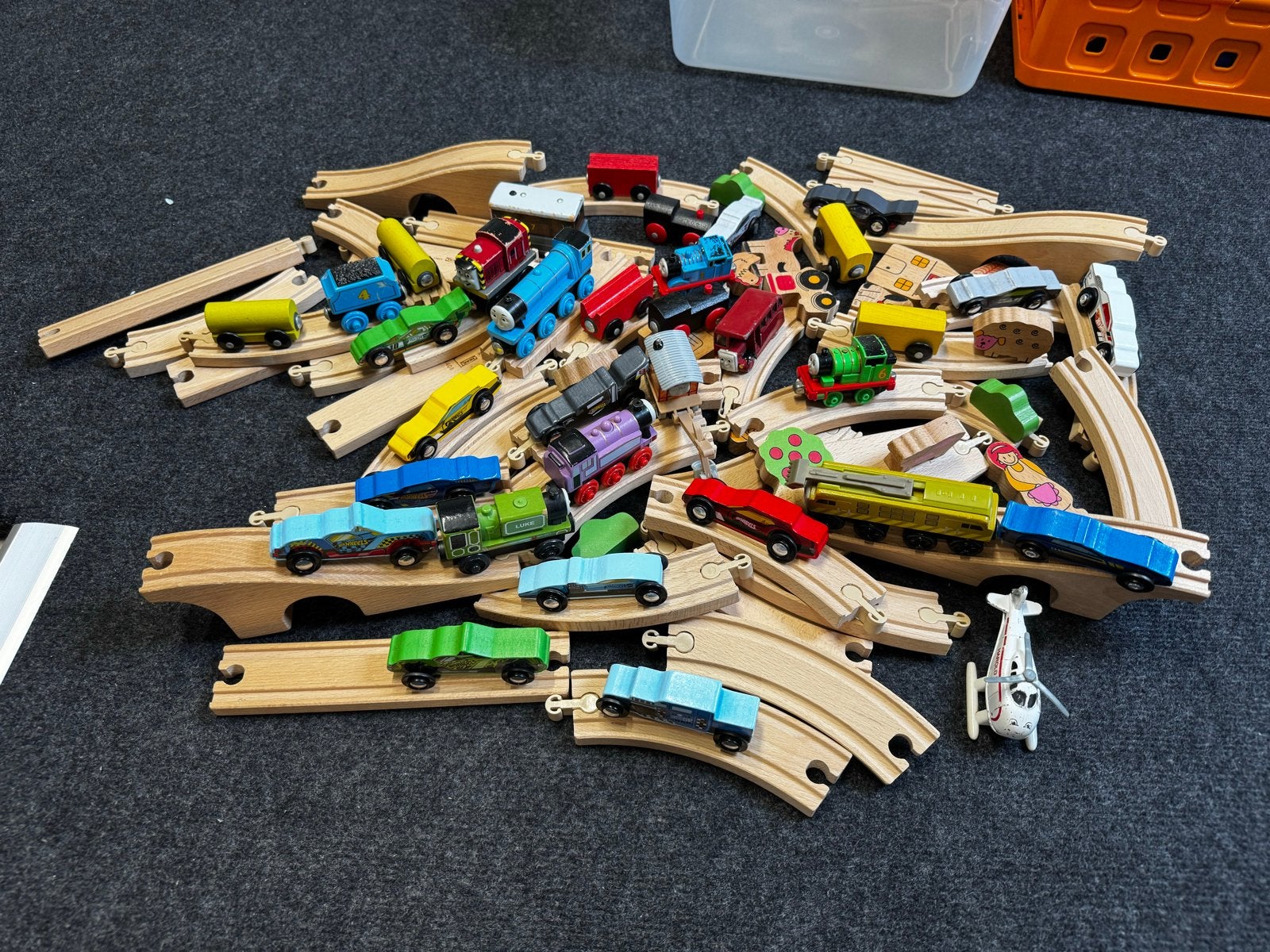 Ikea treinbanen met Thomas de Trein en Hotwheels, Kinderen en Baby's, Ophalen of Verzenden, Zo goed als nieuw, Duw- of Trekspeelgoed