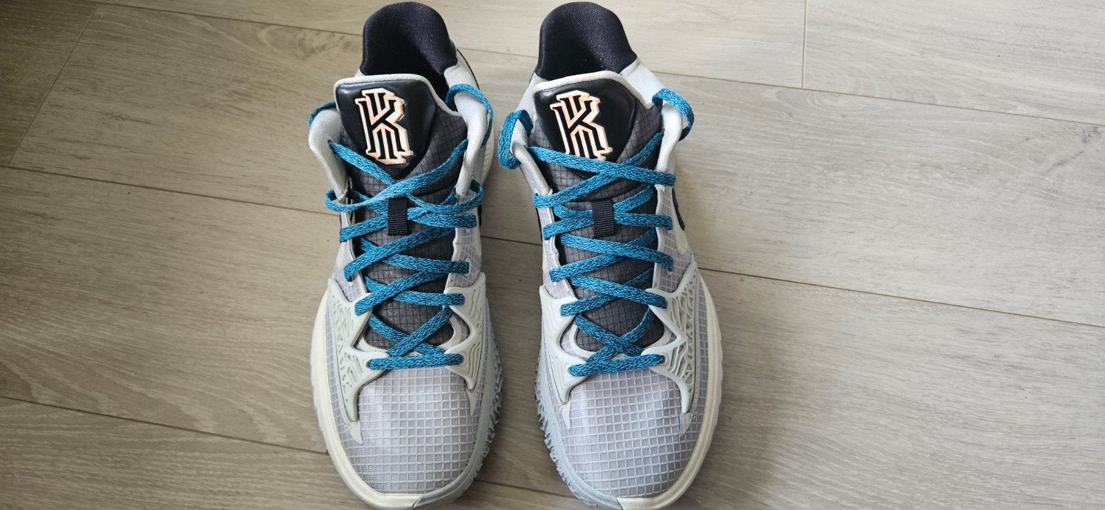 Basketbalschoen Kyrie Irving maat 42,5, Ophalen of Verzenden, Zo goed als nieuw, Schoenen