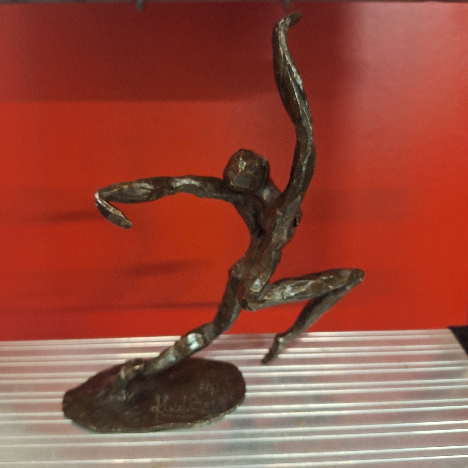 Bronzen beeld gesigneerd Klaas van den Berg, 18cm hoog, Antiek en Kunst, Ophalen of Verzenden, Brons, Beeld