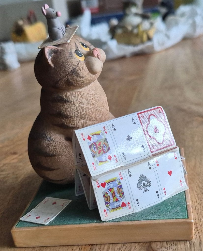 Kat met muis op zijn kop en kaarten  9x9x10 cm, Ophalen of Verzenden, Zo goed als nieuw, Dier