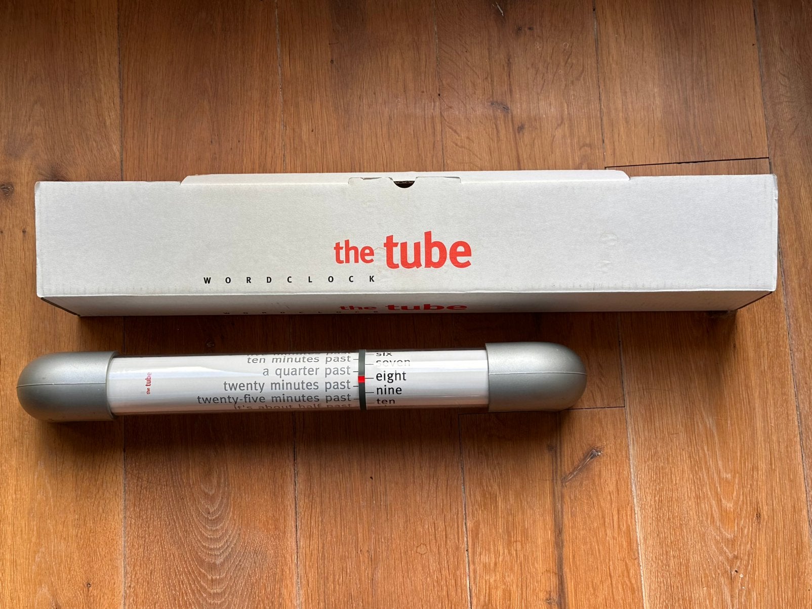 Tube klok, Muller & van Dongen - engelstalig inclusief doos, Analoog, Ophalen of Verzenden, Zilver, Wandklok