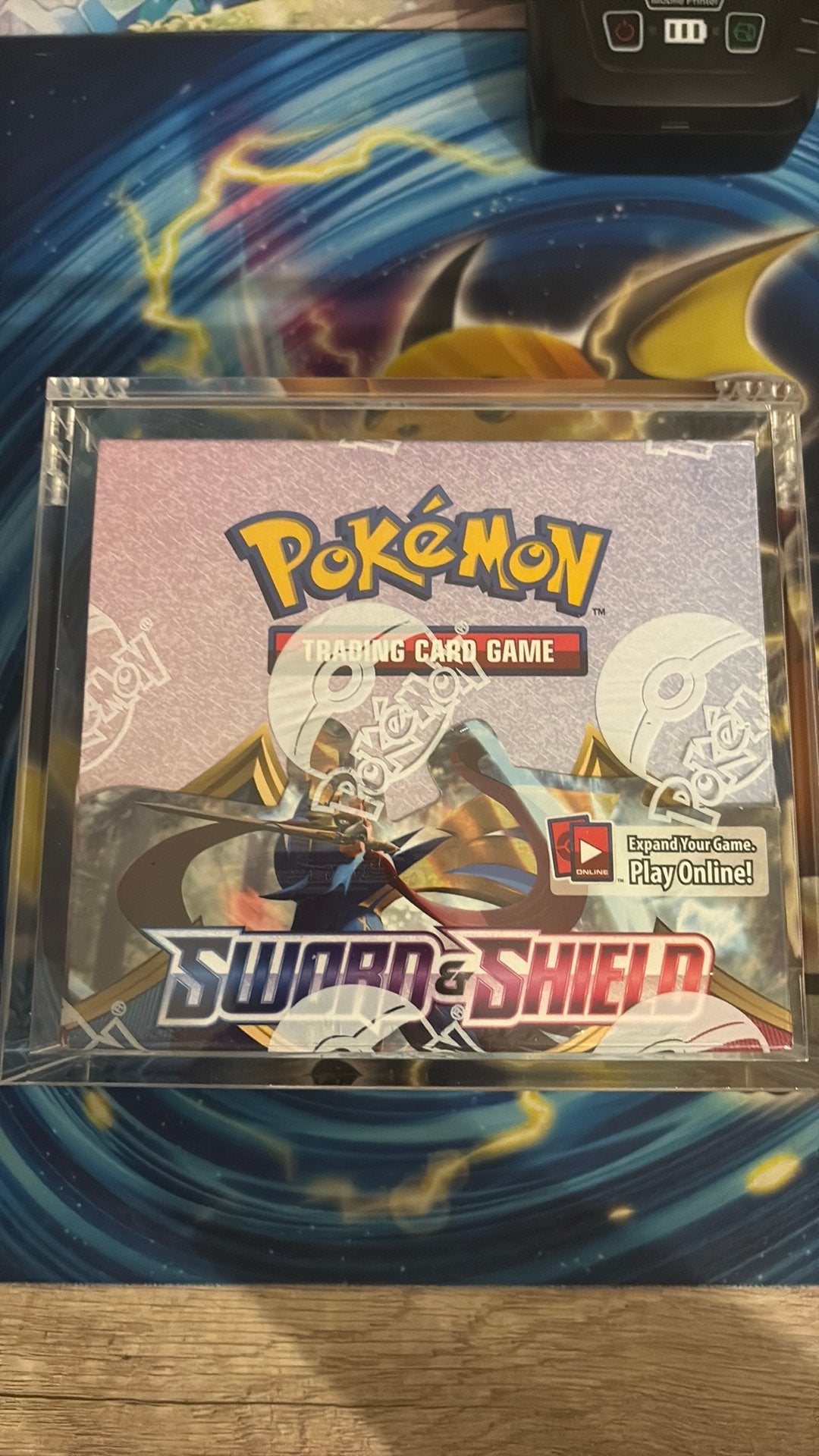 Sword and shield base sealed boosterbox + acryl, Ophalen of Verzenden, Zo goed als nieuw, Boosterbox