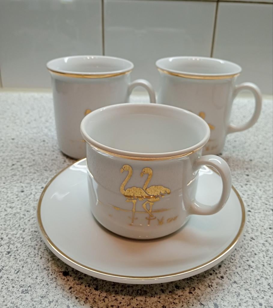 Setje van Douwe Egberts: 2 flamingo mokken+ kop en schotel, Ophalen of Verzenden, Zo goed als nieuw, Overige stijlen, Kop(pen) en/of Schotel(s)