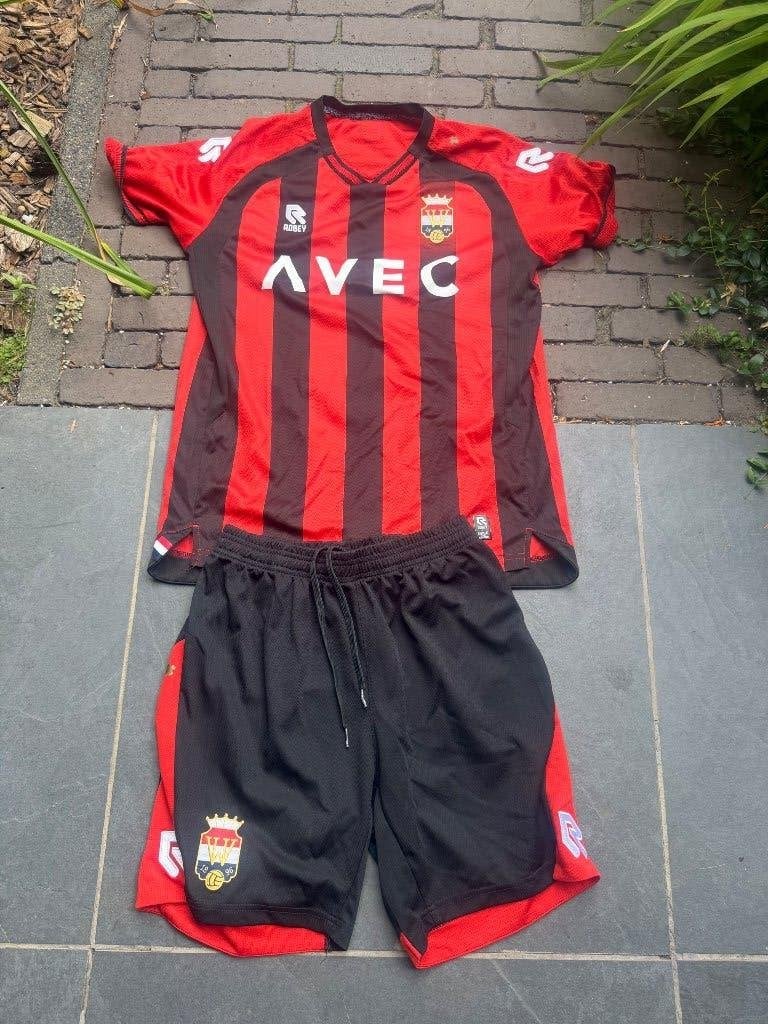 Willem 2 voetbalpak rood maat m robey Willem II, Shirt, Zo goed als nieuw, Merkfreak, Schipluidenlaan 20 5035 KJ Tilburg