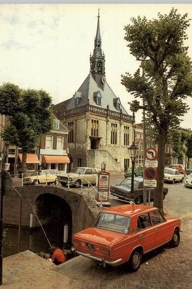 Schoonhoven Gemeentehuis met veel auto's jaren 60, Verzenden, 1960 tot 1980, Ongelopen, Zuid-Holland