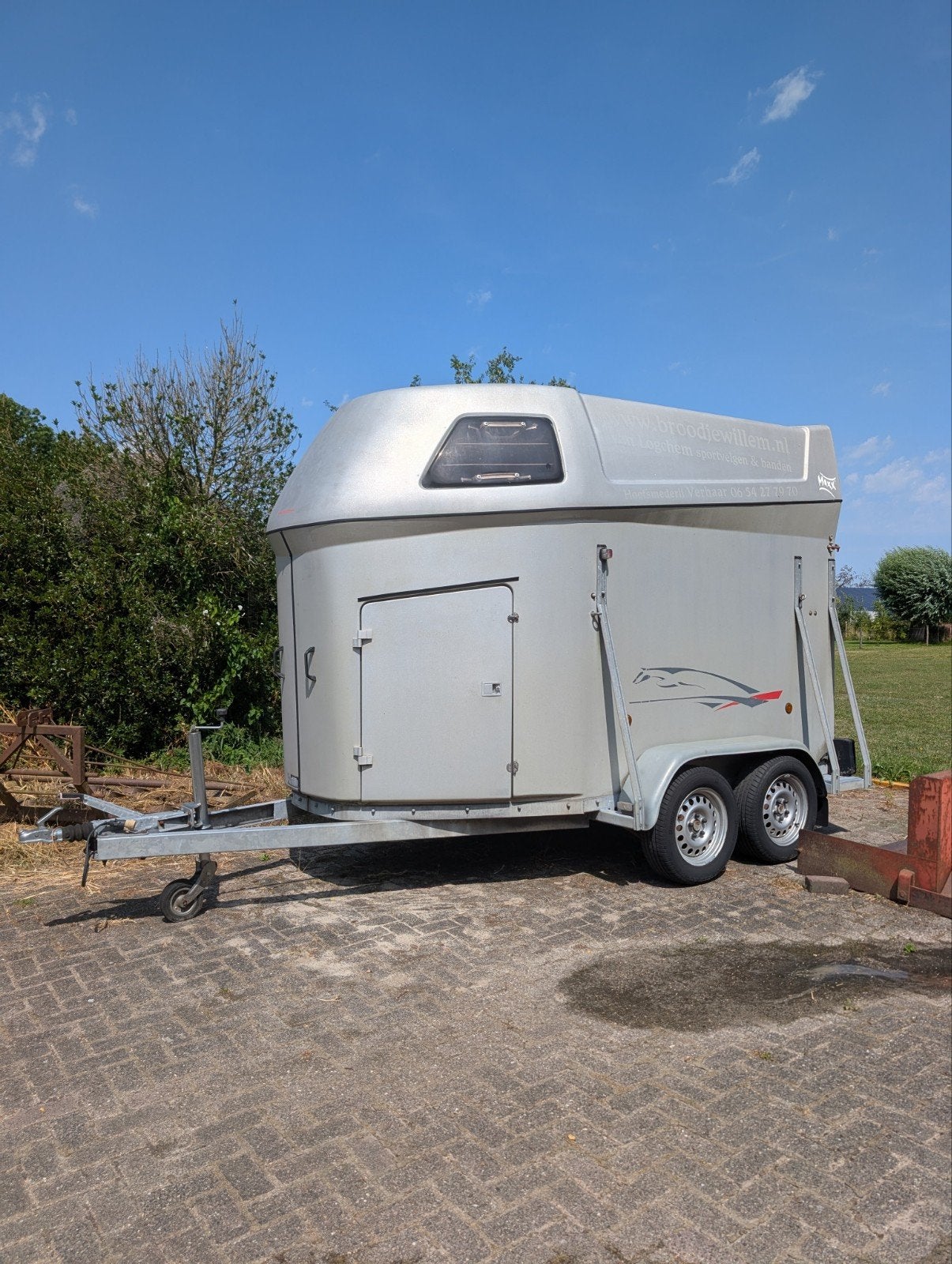 Nette Sluis 2-paards paardentrailer met zadelkamer, Ophalen, Polyester, 2-paards trailer
