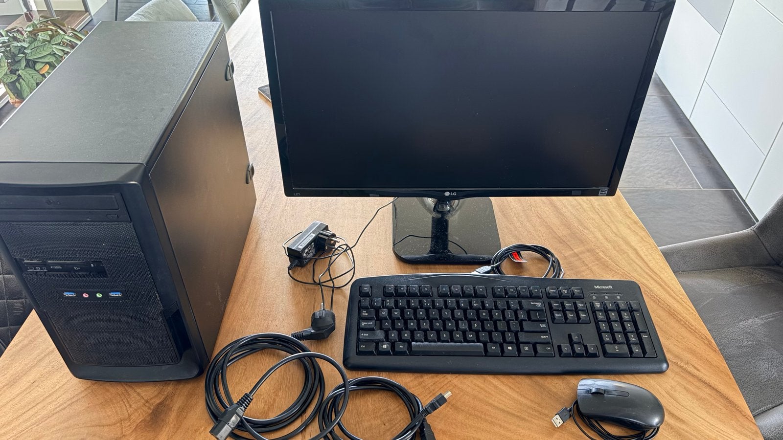 Desktop PC met Intel i5, 8GB RAM, SSD, HDD en 24" monitor, Gebruikt, HDD, 8 GB, Ophalen of Verzenden
