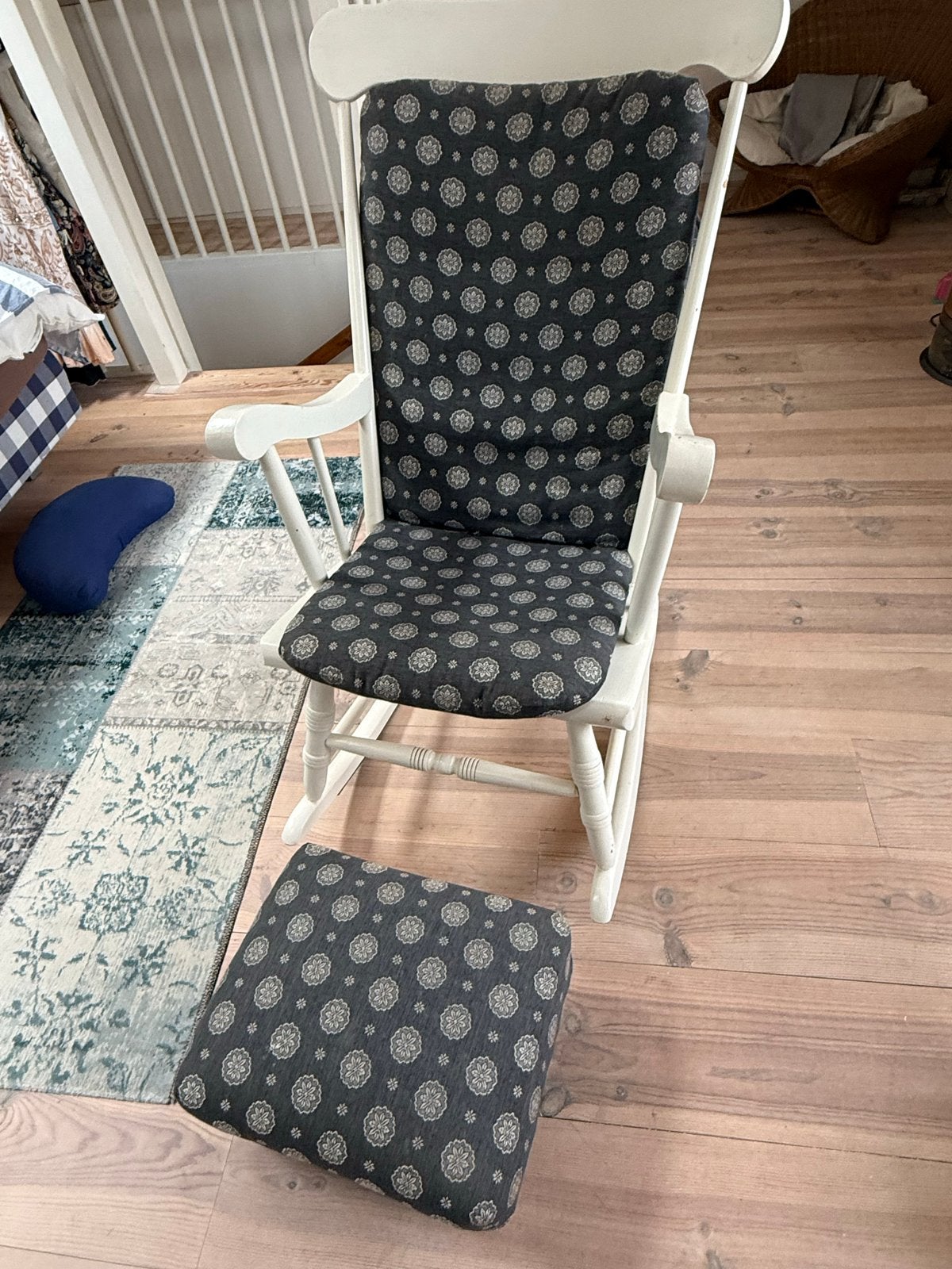 Fraaie witte Schommelstoel + voetenbankje, Huis en Inrichting, Stoelen, Ophalen, Gebruikt, Eén, Hout