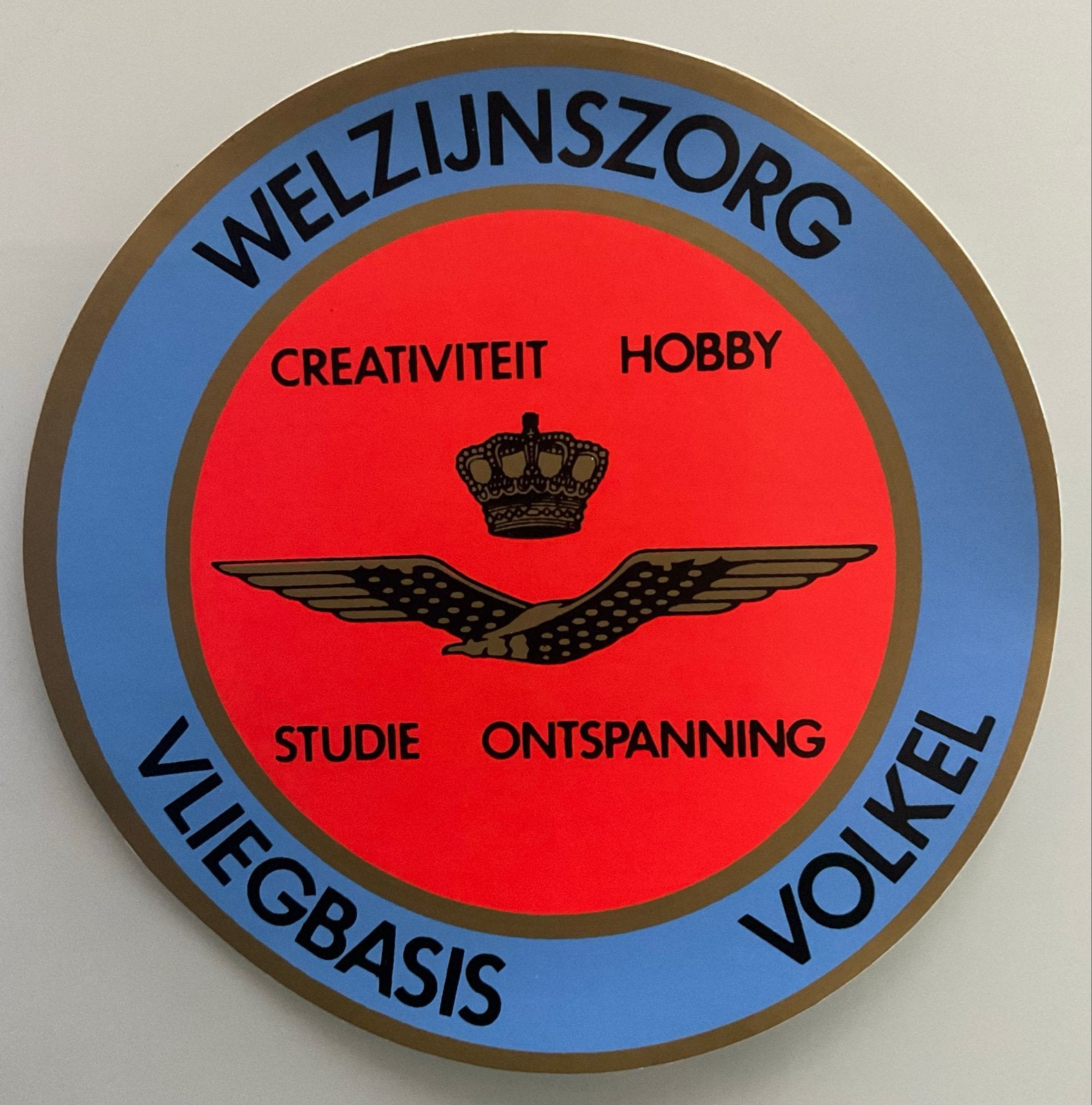 Welzijnszorg Vliegbasis Volkel embleem/sticker, Verzamelen, Verzenden, Zo goed als nieuw