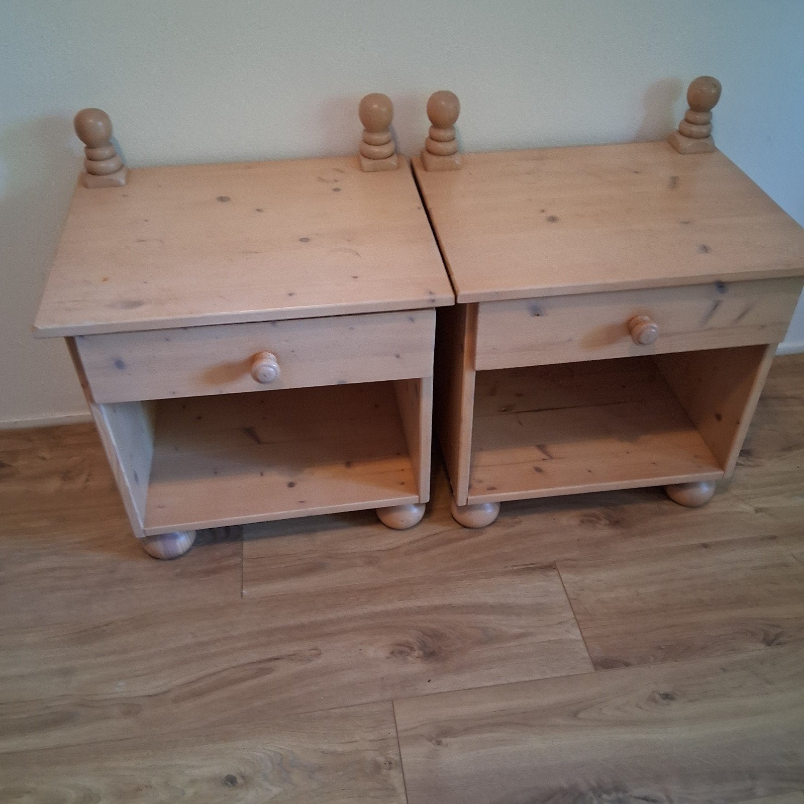 Set van 2 massief houten nachtkastjes, Huis en Inrichting, Ophalen, Gebruikt, 55 tot 70 cm, 45 tot 65 cm