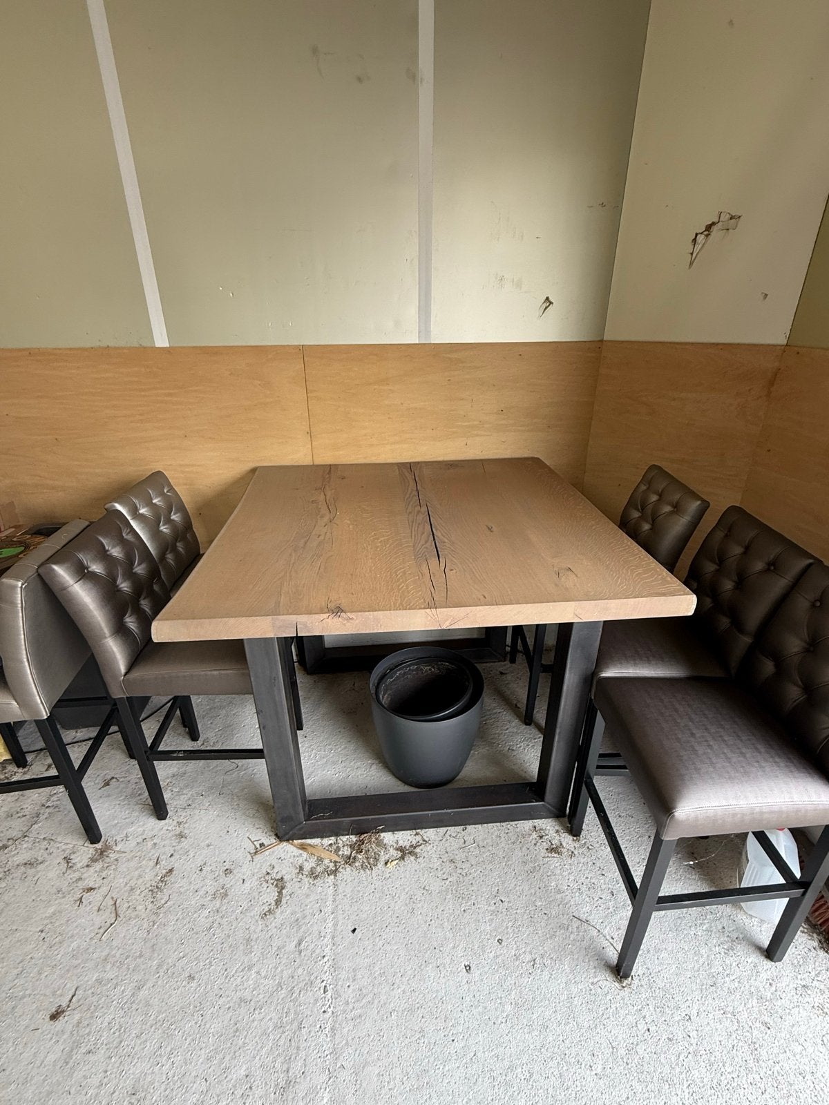 Massieve houten tafel met stalen onderstel en 6 barkrukken, Huis en Inrichting, Barkrukken, 5 krukken of meer, Ophalen of Verzenden