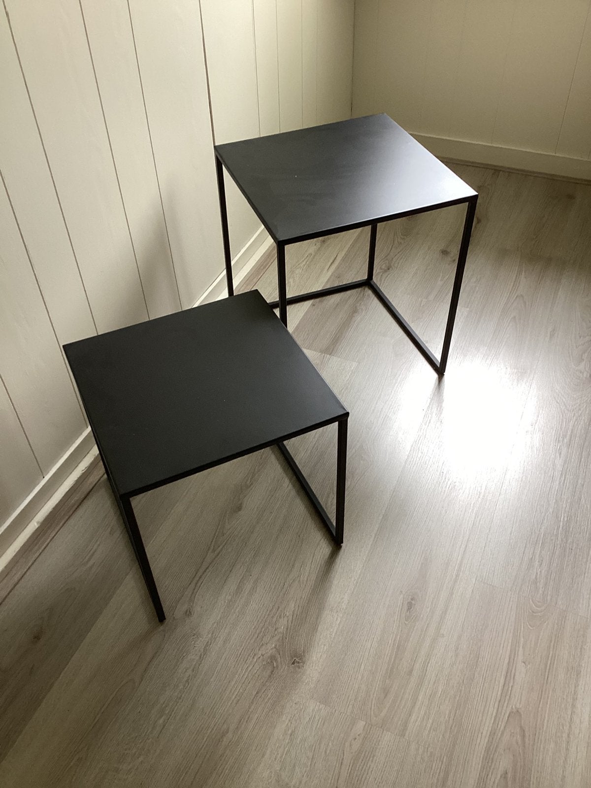 2 zwarte metalen bijzettafeltjes, Huis en Inrichting, Tafels | Bijzettafels, Ophalen, Minder dan 45 cm, Minder dan 55 cm, Metaal of Aluminium