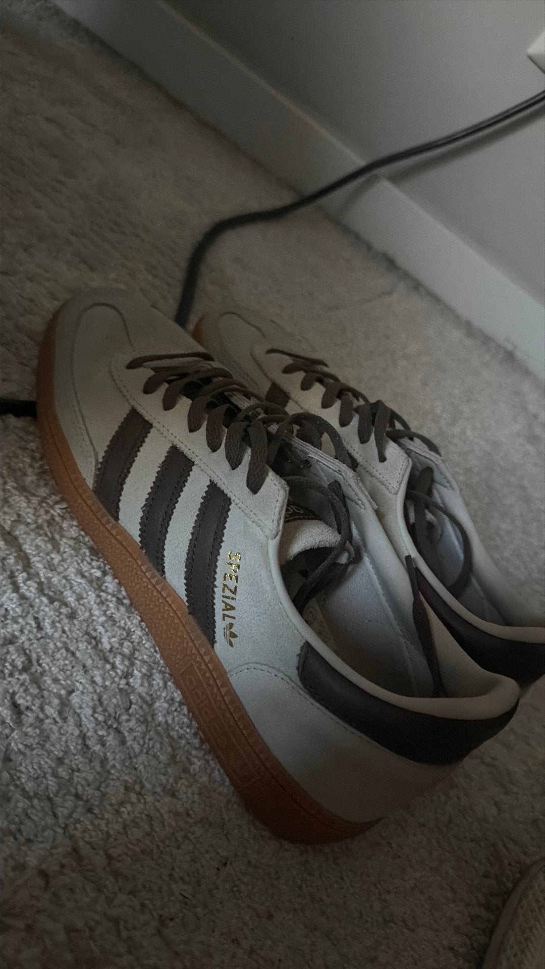 Adidas spezials, Verzenden, Beige, Sneakers of Gympen, Zo goed als nieuw