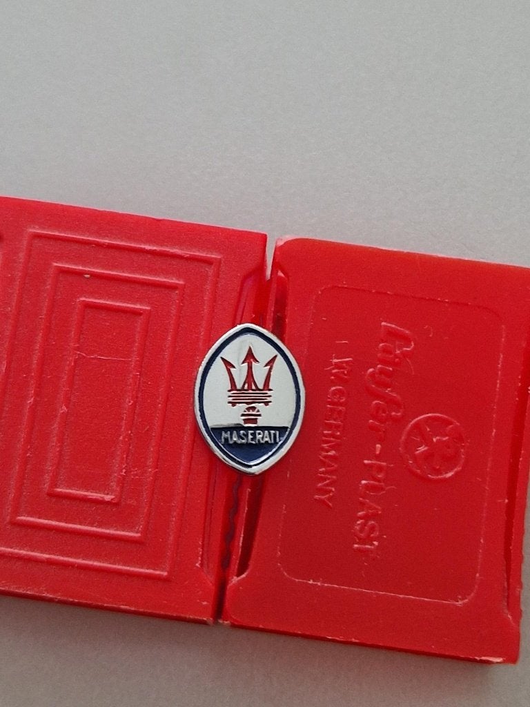 MAS 01 Maserati pin, originele uitgave Bertoni Srl Milano, Ophalen of Verzenden, Zo goed als nieuw, Merk, Speldje of Pin
