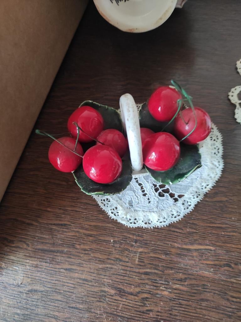 Vintage kersen decoratie in mandje, Ophalen of Verzenden
