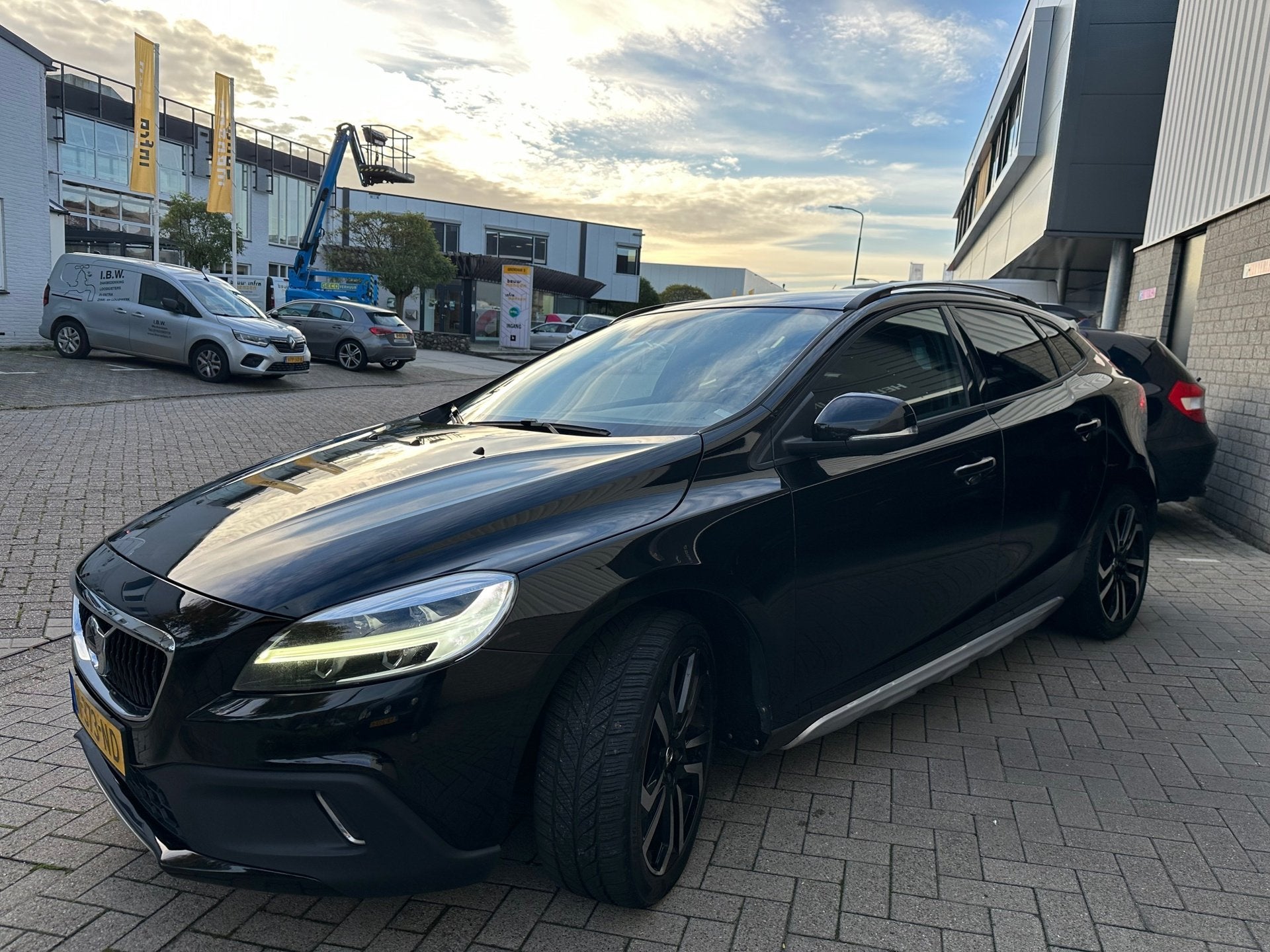 Volvo V40 Cross Country 2.0 T3 Summum | Navi | Leder | PDC |, Auto's, Voorwielaandrijving, Dealer onderhouden, Gebruikt, Euro 6