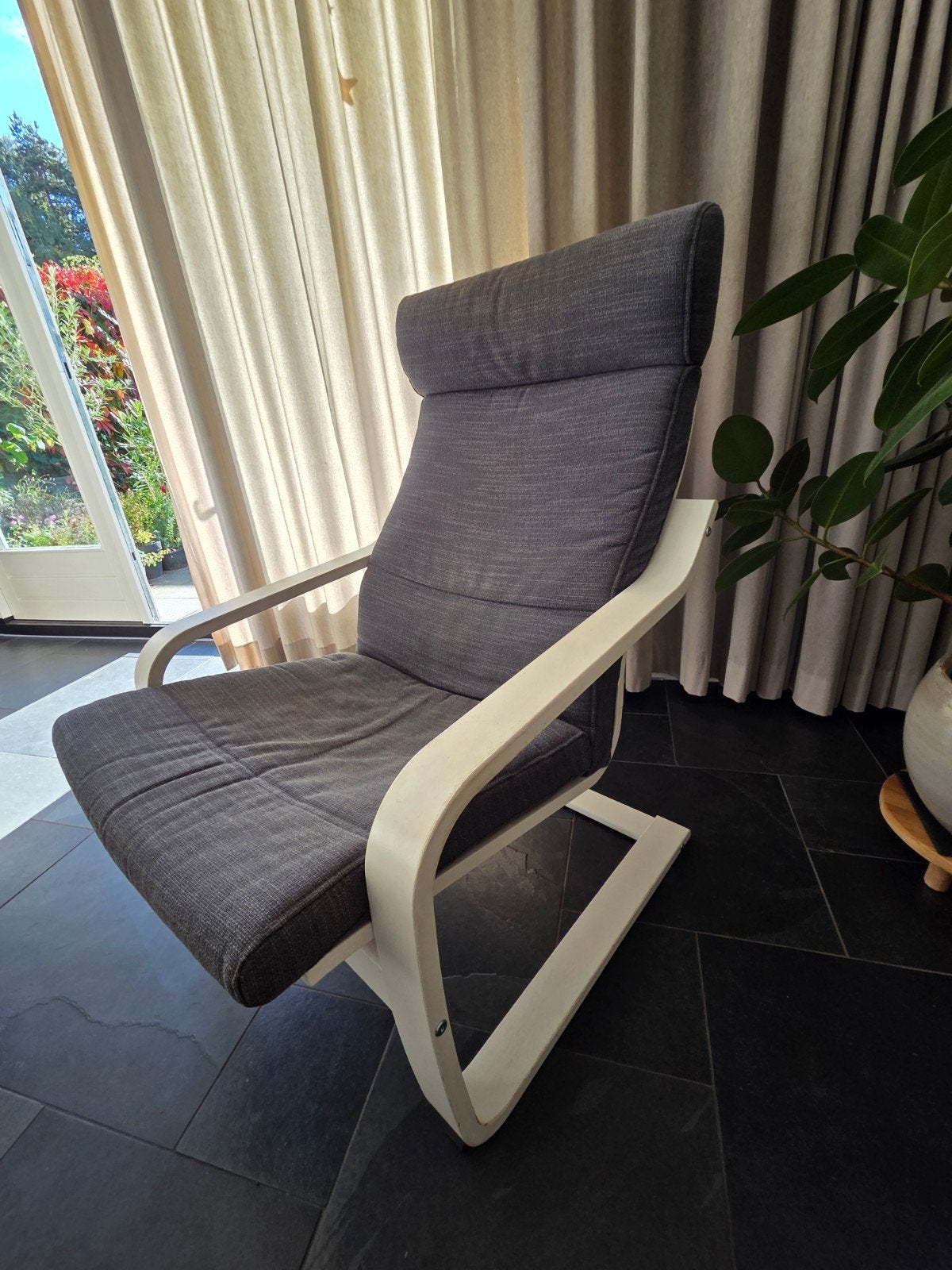Ikea Poäng fauteuil met donkergrijs kussen, Huis en Inrichting, Ophalen, Hout, Gebruikt, Modern, Scandinavisch