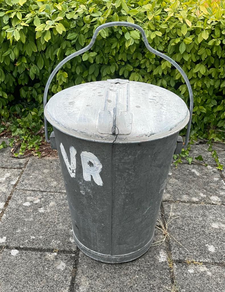oude zinken vuilnisbak / vuilnisemmer., 40 liter of meer, Ophalen, Zo goed als nieuw, Minder dan 50 cm
