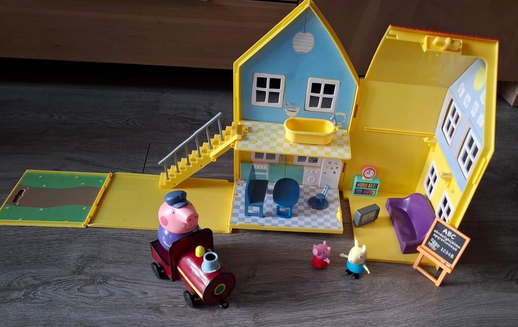 Peppa pig huis met treintje, Kinderen en Baby's, Speelgoed | Poppenhuizen, Ophalen of Verzenden, Gebruikt