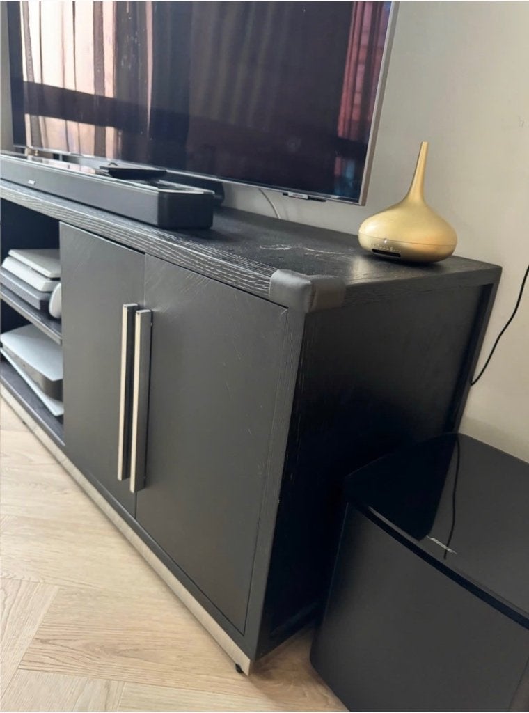 Foto 3 van Zwart TV-meubel met opbergruimte en metalen accenten